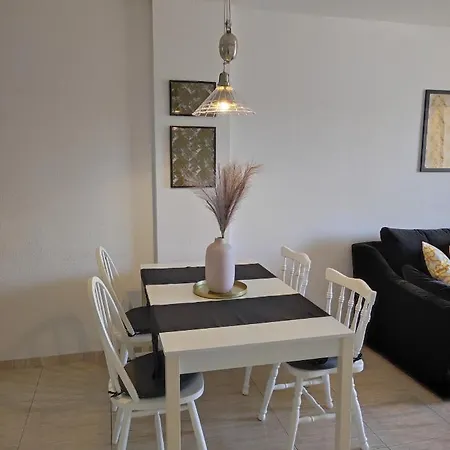 Apartment Sweet Lola *